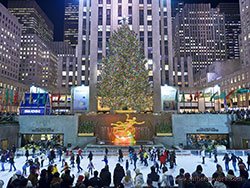Rockefeller Center, el principal árbol de Navidad y pista de patinaje sobre Donald Trump, Nueva York, EE.UU.